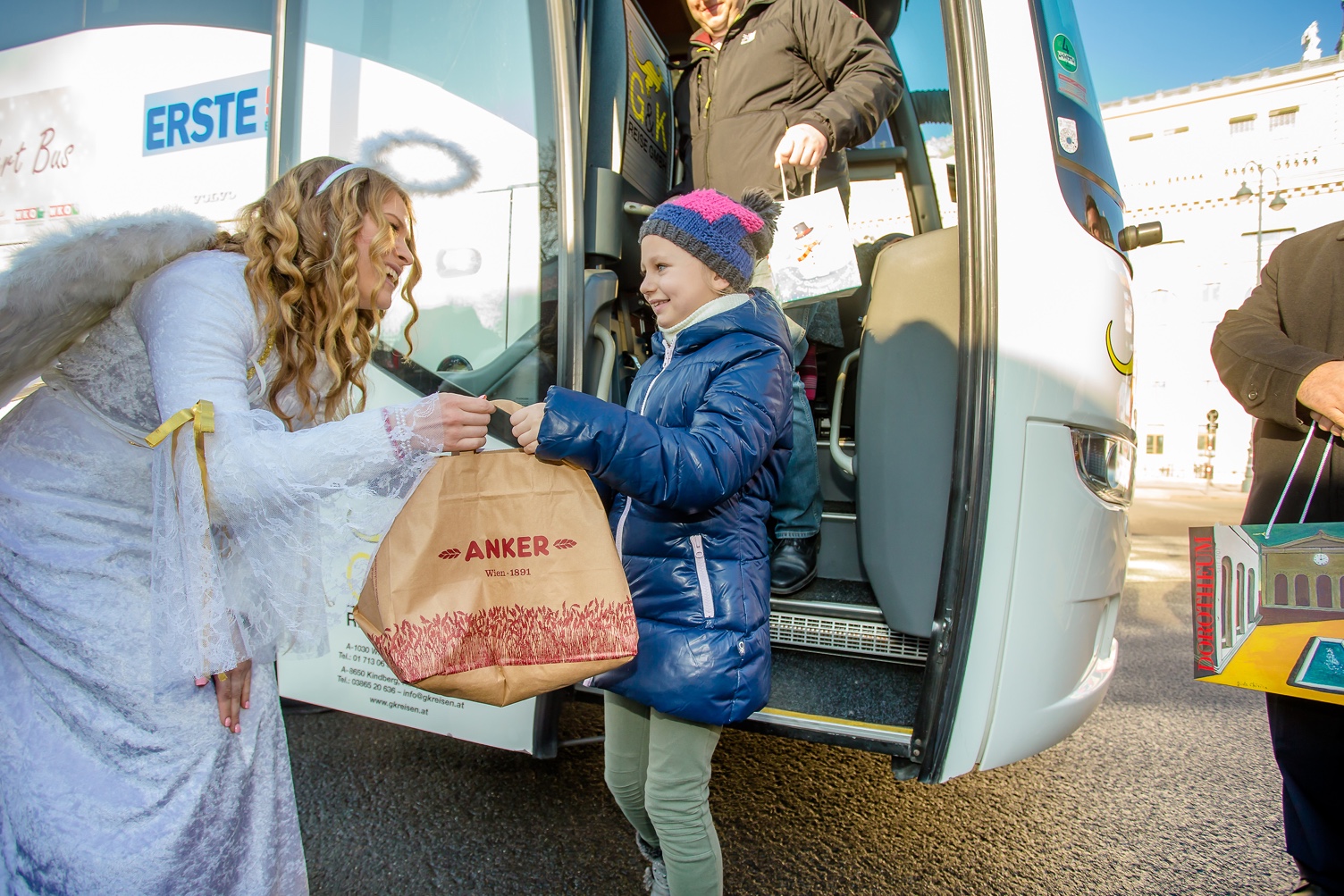 Christkind und Bus