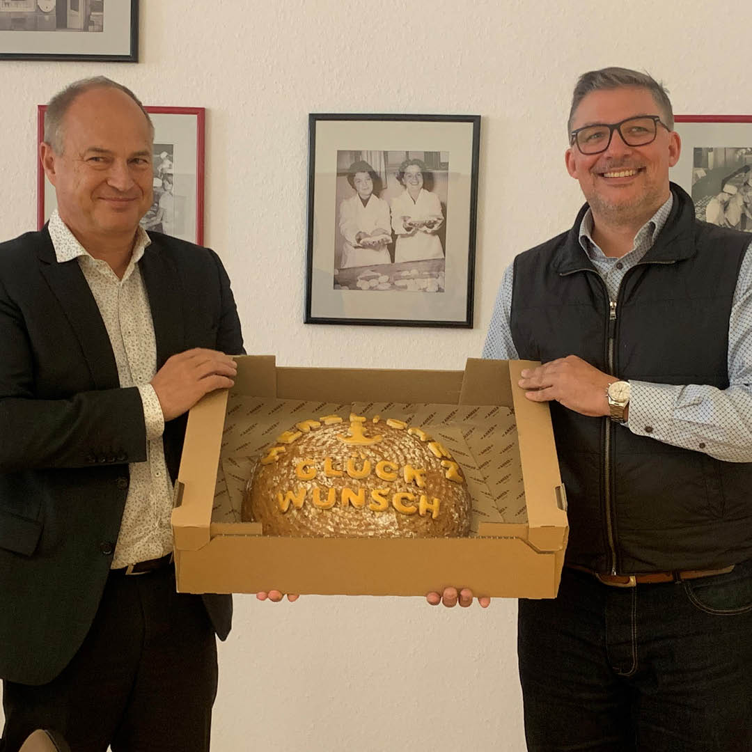 Unser Geschäftsführer Herr Walter Karger gratuliert Herrn Alexander Buelacher zum Sieg des Franchise-Awards 2020 auf Allerherzlichste!
