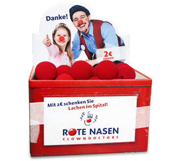 Anker verkauft Clownnasen und unterstützt rote Nasen Clowndoctors