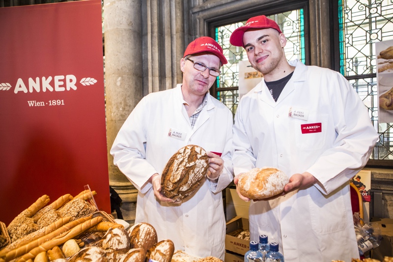 Die ANKER-Bäcker Florian Fert und Alois Putz haben die vielen Wiener/innen vor Ort mit ANKER-Produkten erfreut.