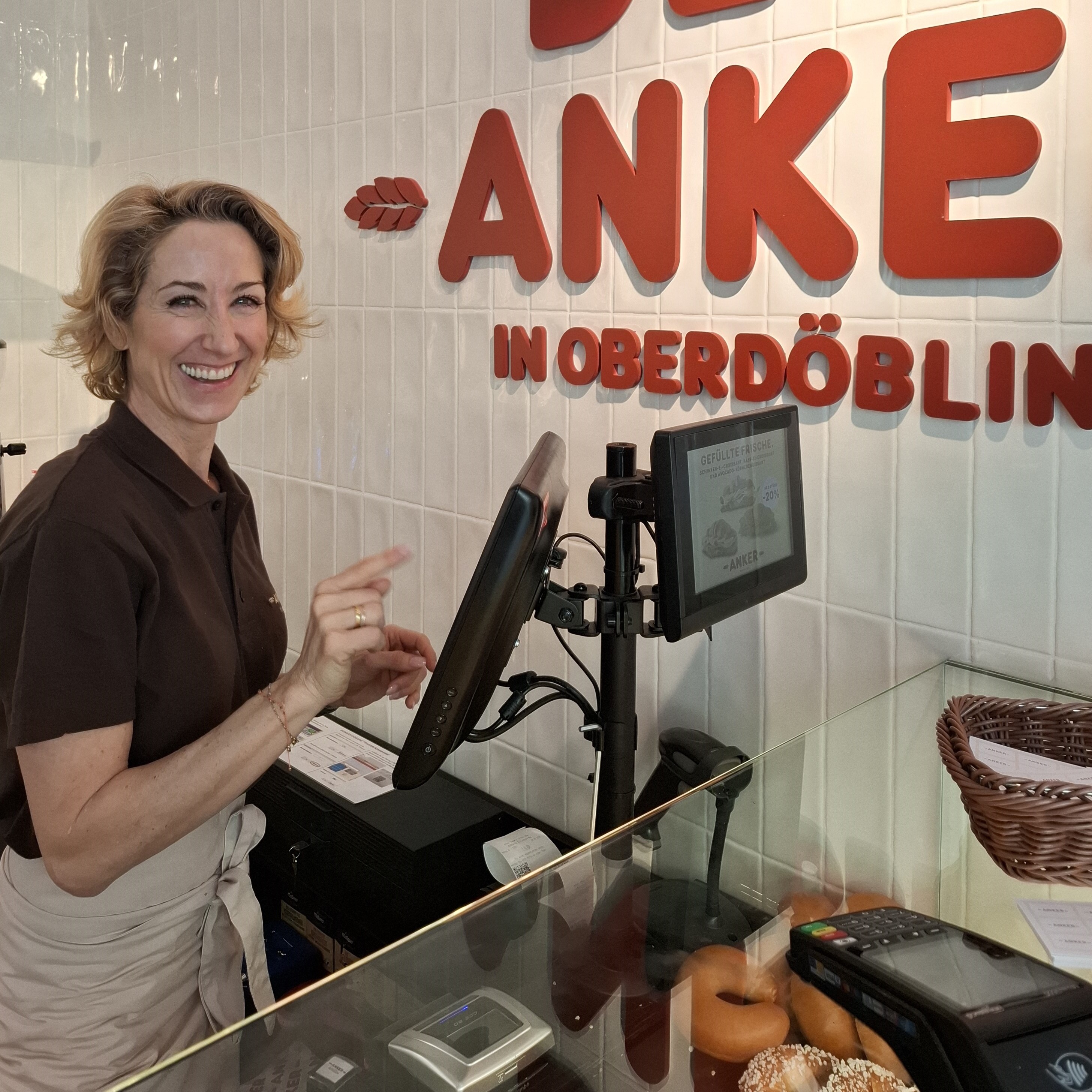 ANKER Charity Aktion mit Kati Bellowitsch brachte 2.000,- EUR für das Bezirksmuseum Döbling