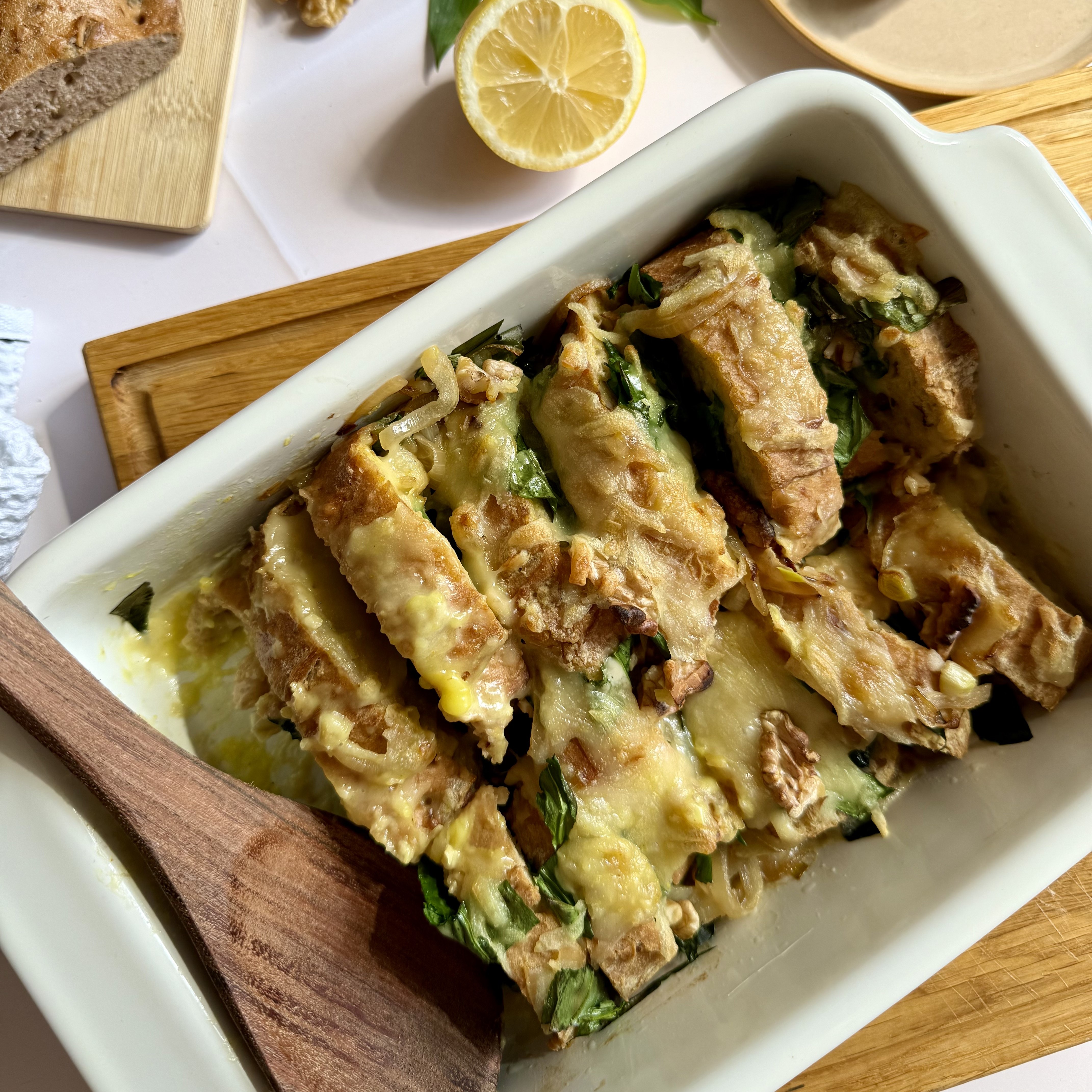 vegan.harbour.vienna 's Walnuss-Baguette Auflauf mit frühlingshaftem Bärlauch